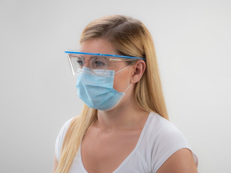 Gesichtsmaske mit Schutzbrille